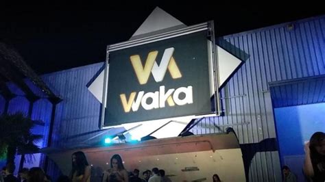 felacion waka|Dos jóvenes tienen sexo en medio de la discoteca Waka Sabadell